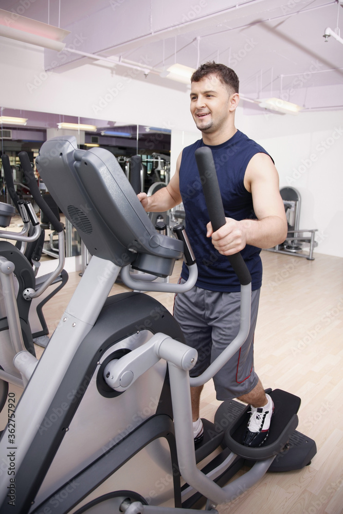 Obraz premium Man exercising on gym equipment