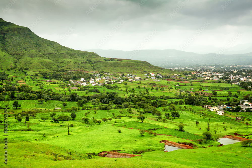 Obraz premium Beautiful view of green mountains at way to Mahabaleshwar, maharashtra, india.