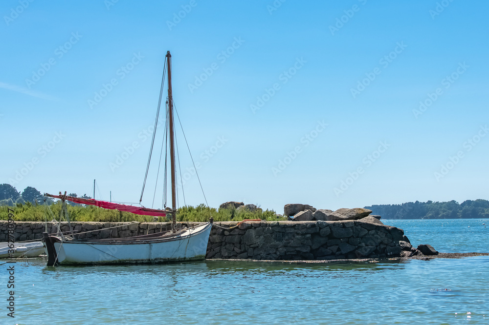 Sail boat, in Brittany, traditional ship in the Morbihan gulf
Sail boat, in Brittany, traditional ship in the Morbihan gulf