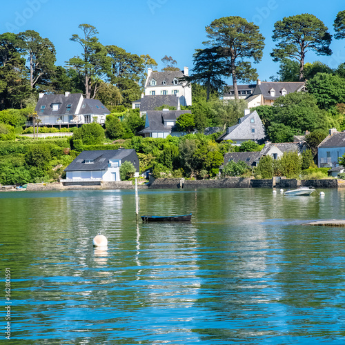 Foto Brittany, Ile aux Moines island in the Morbihan gulf, the typical harbor and old
