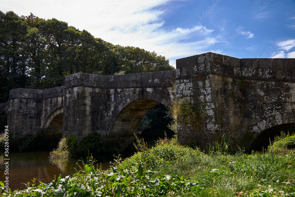 Puente antiguo de piedra con varios arcos