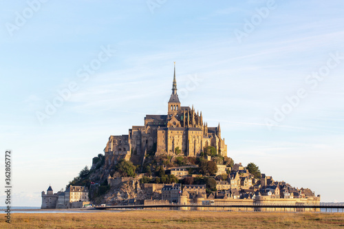 Vue du Mont Saint Michel à marée basse, lieu touristique très visité en France