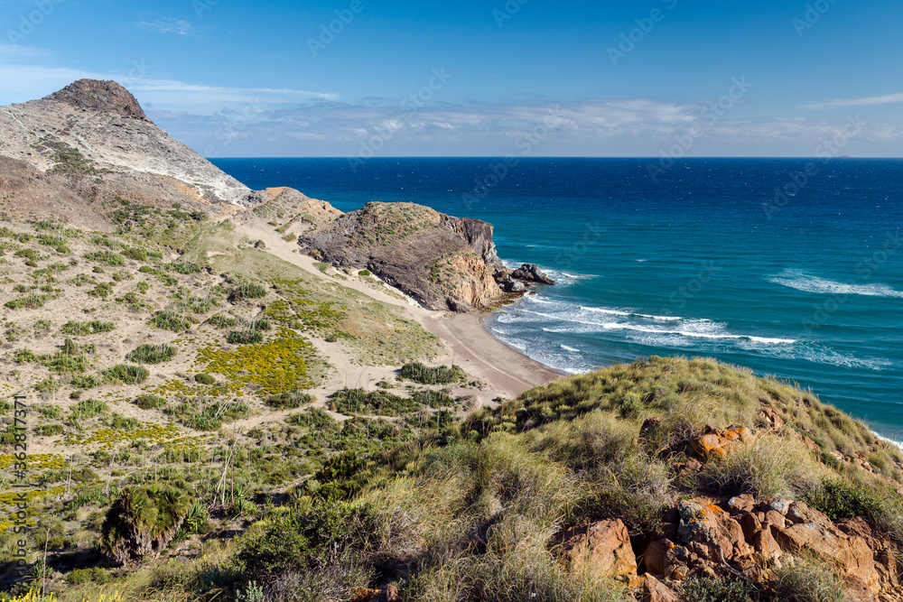 Vista de la playa del Barronal desde lo alto de la colina, en Parque Natural de Cabo de Gata-Nijar, provincia de Almería, Andalucía, España