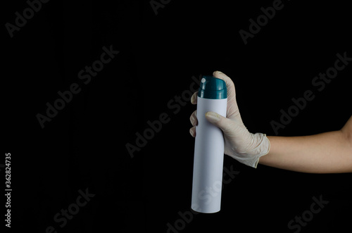 mano con aerosol desinfectante 