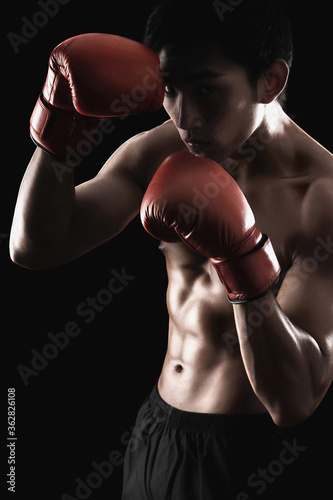 Man with red boxing gloves © ImageHit