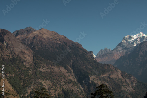 Fototapeta Naklejka Na Ścianę i Meble -  Nepalese mountain ranges along Annapurna circuit, Nepal
