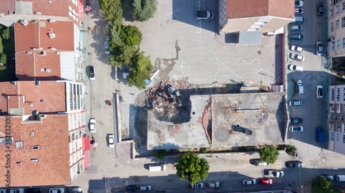 Fotografie Aerial view of excavator demolishes an old building in city center