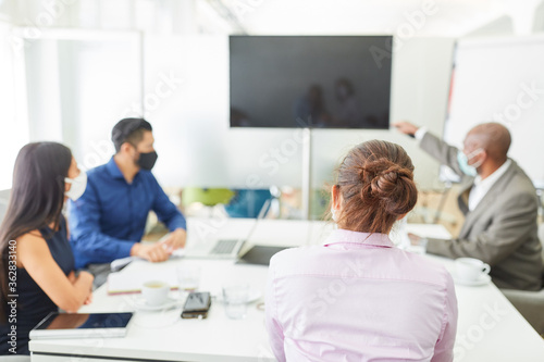 Business Team in einem Meeting mit Videokonferenz