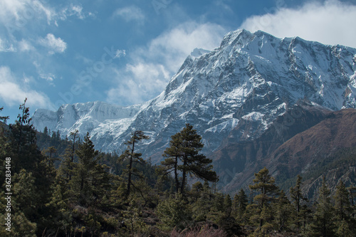 Mountains trekking Annapurna circuit, Marshyangdi river valley, Nepal © Arvid Norberg