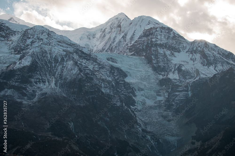 Obraz premium Mountain glacier over Manang village, Annapurna circuit, Nepal