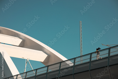 Fotografía Woman jogging on the bridge