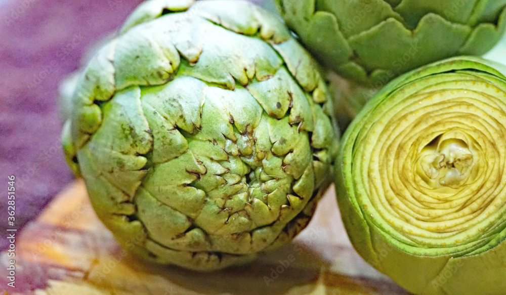 Fototapeta premium Alcachofas sobre mármol de la cocina