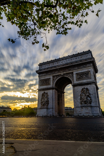 Fototapeta Naklejka Na Ścianę i Meble -  The Arc de Triomphe de l'Étoile (
