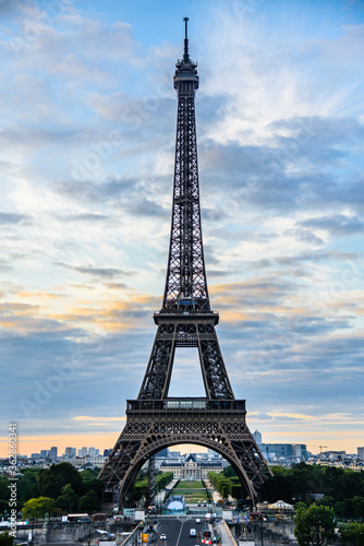 Fototapeta Naklejka Na Ścianę i Meble -  The famous Eiffel tower during sunrise.