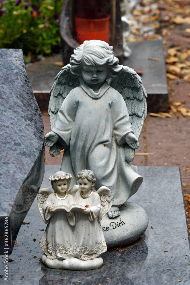 Obraz premium engelsfigur auf grab
