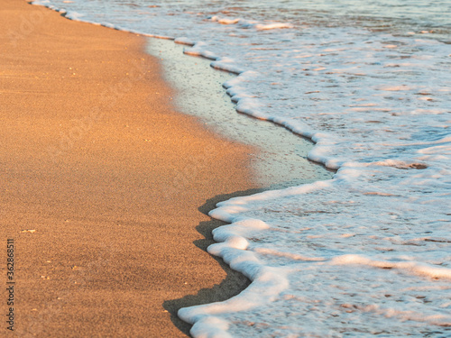 Tableau sur toile Close up abstract of ocean waves  coming in to shore at sunrise