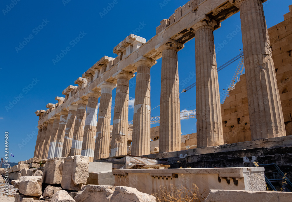 Obraz premium view of the pantheon of the acropolis of athens. the ruins of the Athenian pantheon