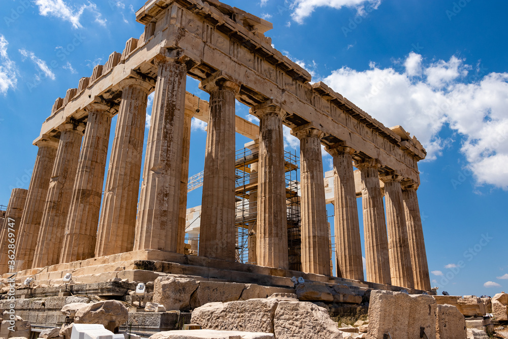 Obraz premium view of the pantheon of the acropolis of athens. the ruins of the Athenian pantheon