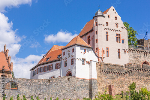 Niemcy, zamek w Alzenau. Zabytki Bawarii. Budowla z kamienia. Lato w miescie. Historyczne miejsca w Niemczech.