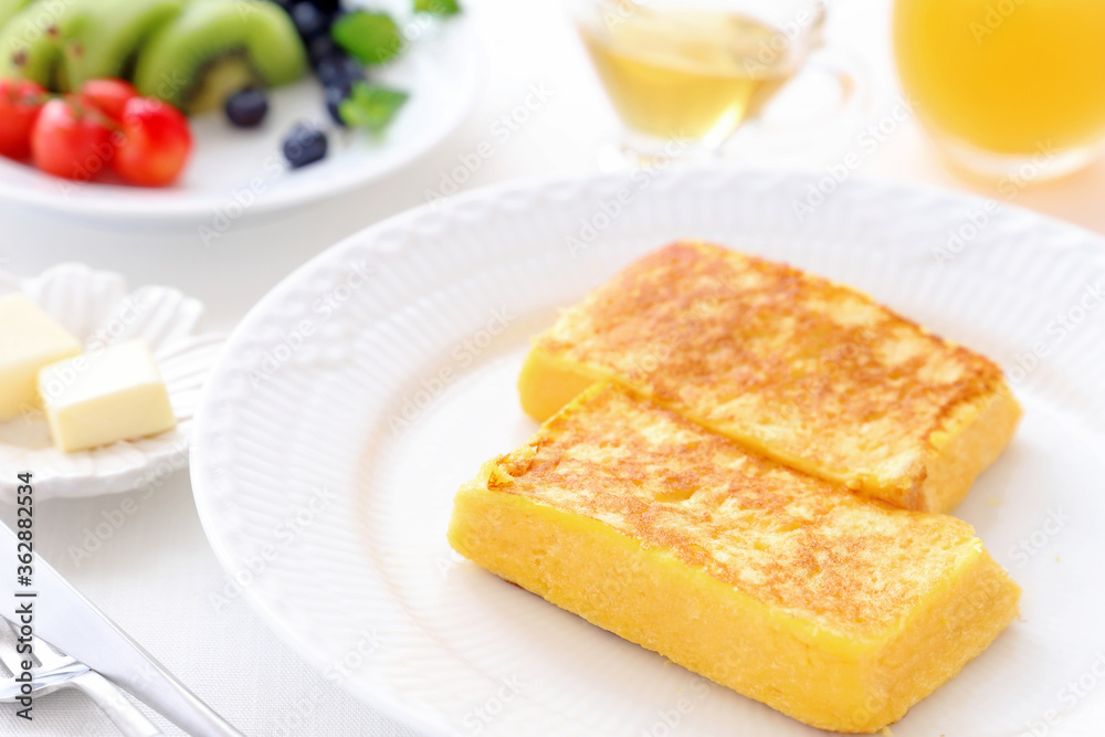 フレンチトーストの朝食