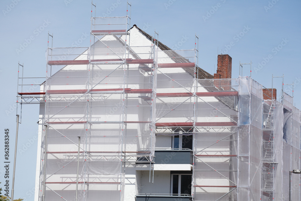 Baugerüst, Hausfassade, Modernes Wohngebäude, Abdeckplane, Baustelle Baugerüst, Hausfassade, Modernes Wohngebäude, Abdeckplane, Baustelle