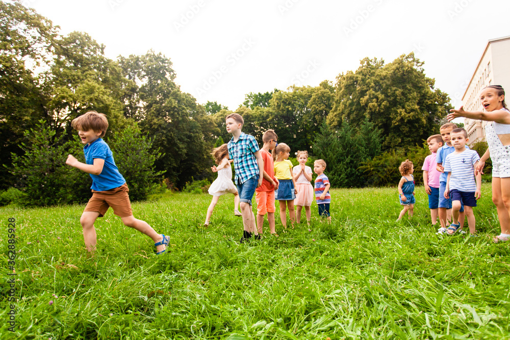 Obraz premium The kids compete hard in the race