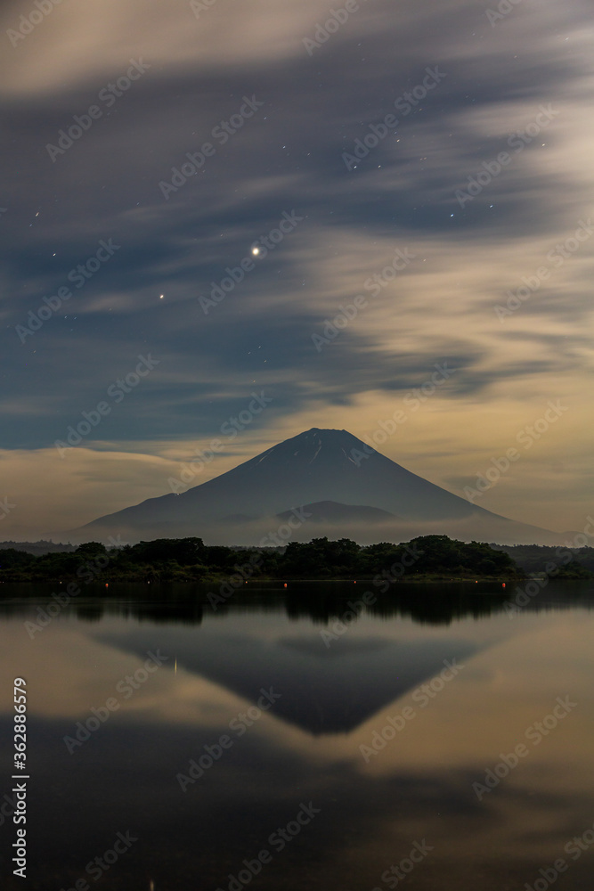 精進湖から月光に照らされた富士山