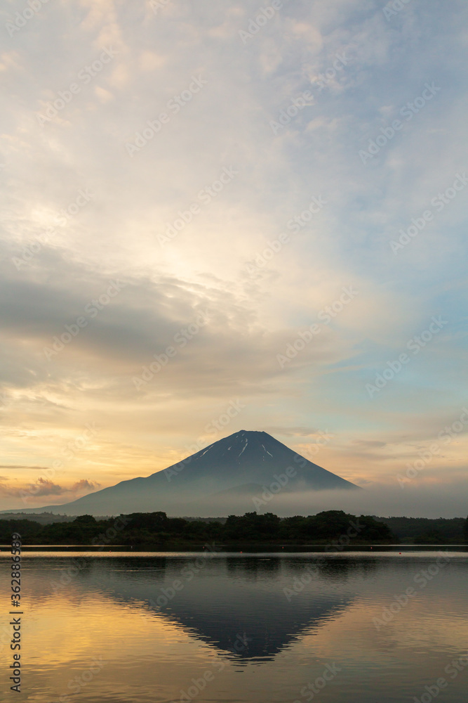 梅雨の晴れ間 精進湖から夜明けの富士山
