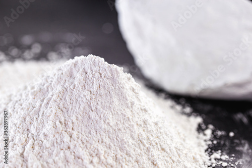 Kaolin or kaolin is an ore composed of hydrated aluminum silicates, such as kaolinite and haloisite. Used in the papaya, edible, ceramics and paints industry.