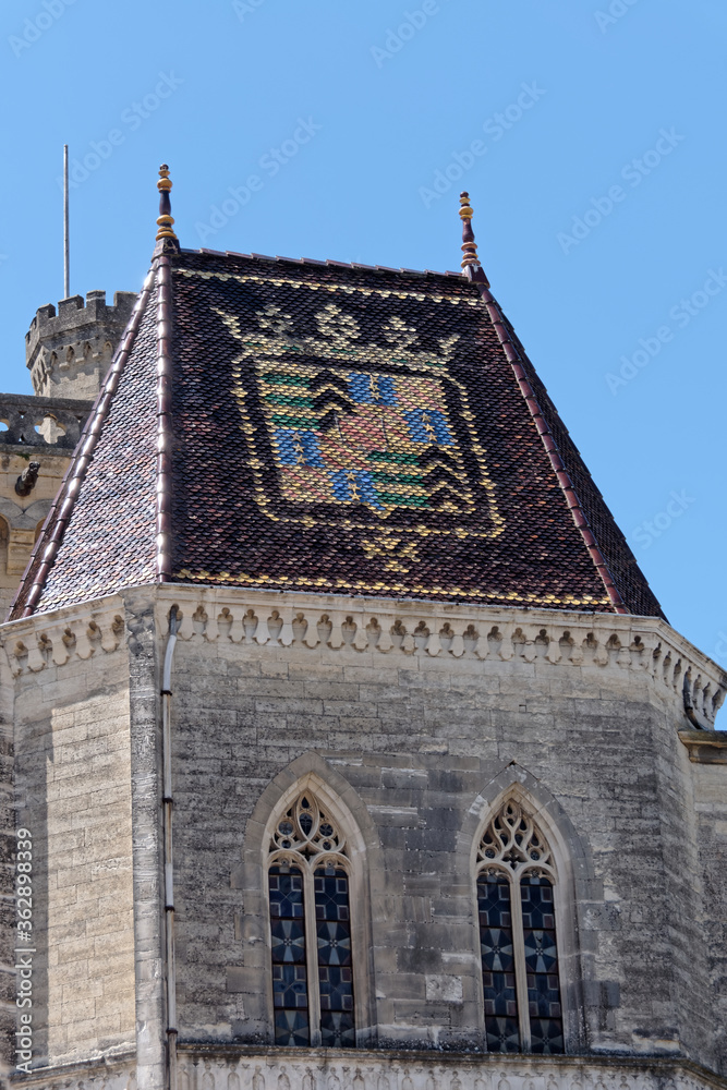 Blason de la famille ducale d'Uzès sur le toit du château - Gard - France