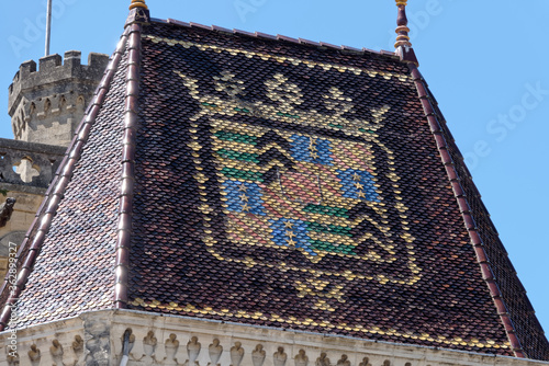 Blason du duché d'Uzès sur le toit du château - Gard - France photo