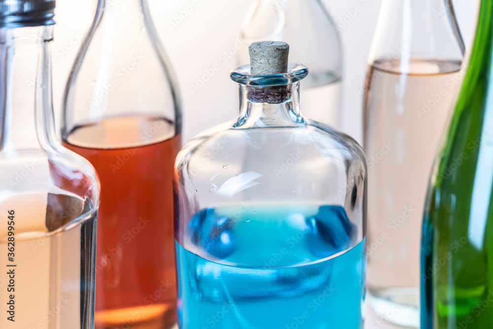 Alkoholflaschen mit verschiedenfarbigen Inhalten Alkoholflaschen mit verschiedenfarbigen Inhalten