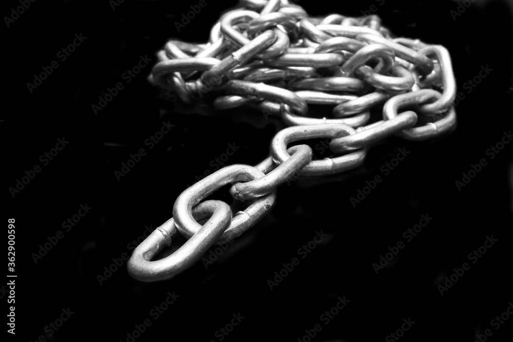 Obraz premium Chain link with black background