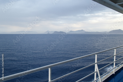 le montuose coste siciliane visibili al mattino da una nave in arrivo a Palermo