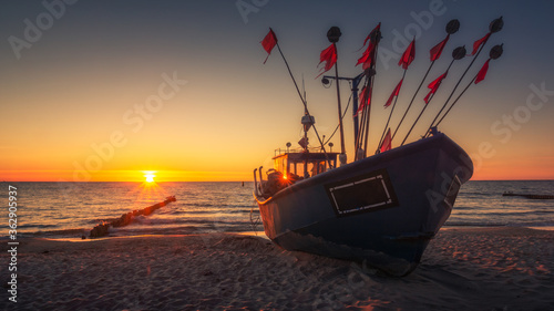 Obraz na płótnie Fishing boat during sunset on the Baltic Sea in Miedzyzdroje, Zachodniopomorskie, Poland w salonie
