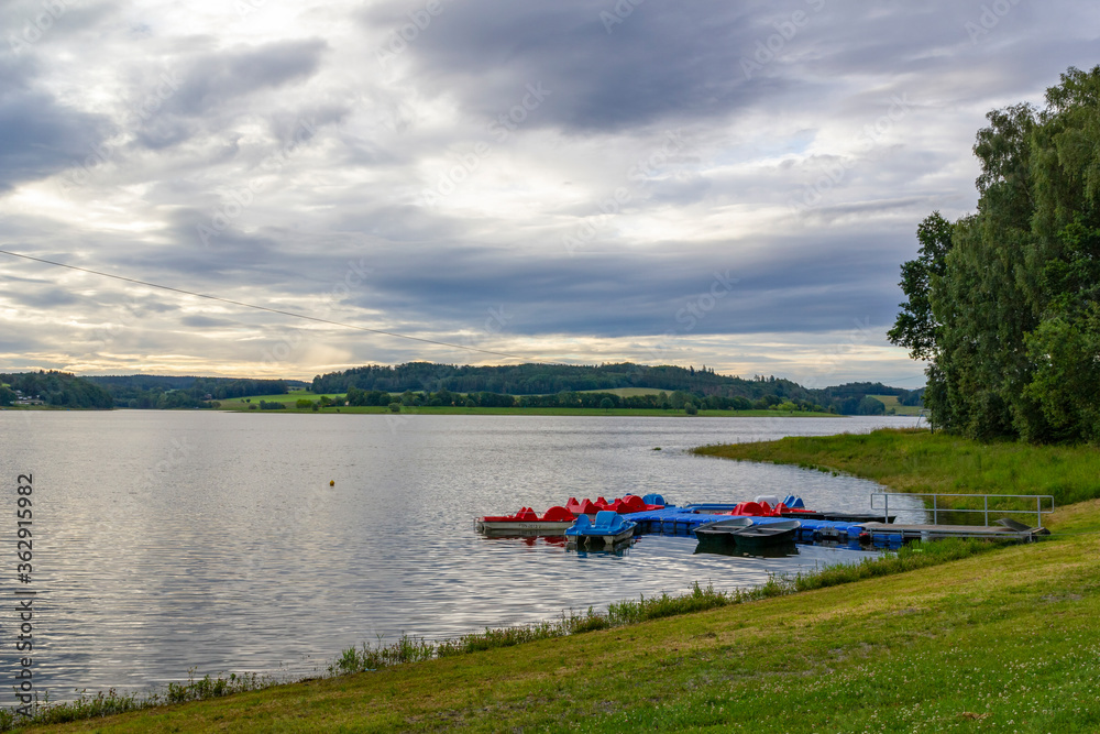 Fototapeta premium Tretboote am Ufer der Talsperre Pirk