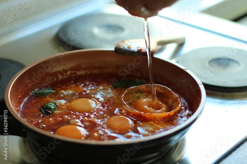 tropfbar ei mit tomate kocht in der decke