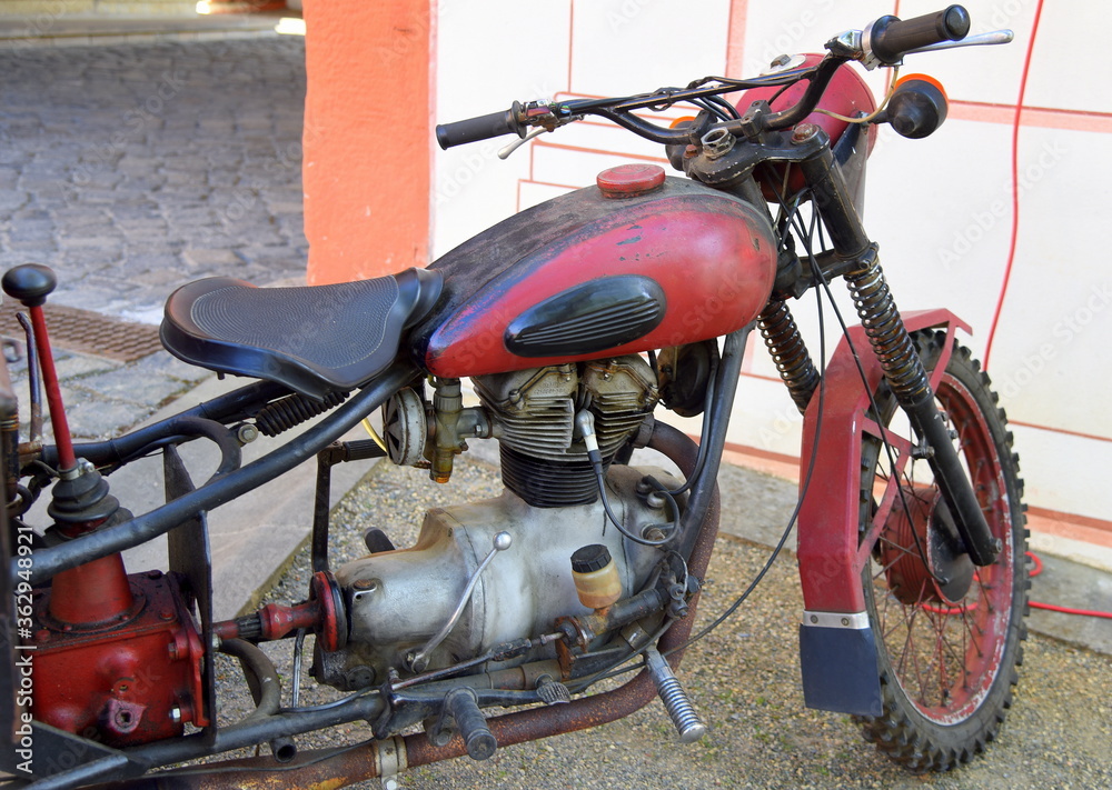 Fototapeta premium Oldtimer-Moped aus der DDR