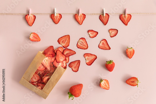 Dried fruits chips packaged in paper packaging.