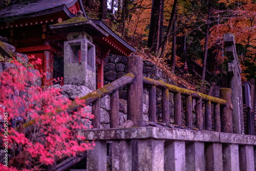Templo de piedra japonés en otoño