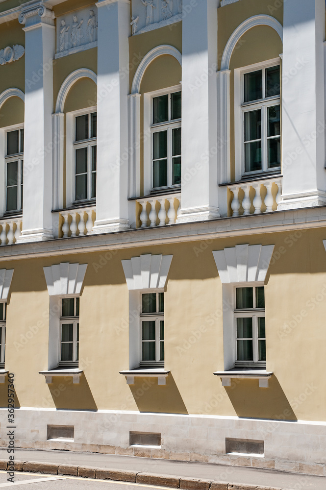 The manor house in the late Empire style is decorated with an elegant portico. The facades have a yellow color and white details, which is traditional for Moscow of the XIX century.   