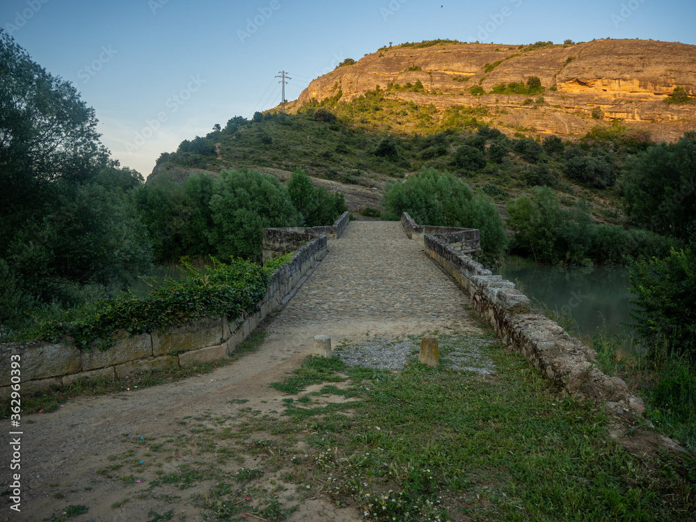 Φωτογραφία views of the river Esera to the passage through the town of graus in the provinc