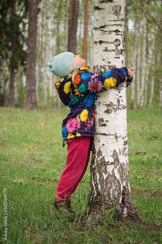 Девочка обнимает березу, A girl embraces a birch tree