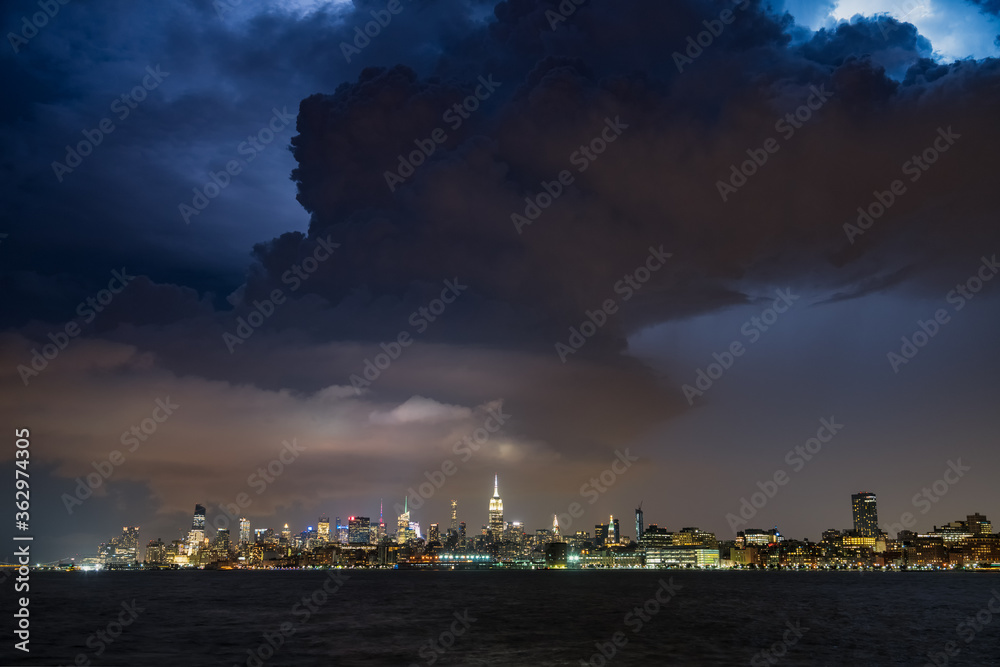 Fototapeta premium A low precipitation supercell over New York City
