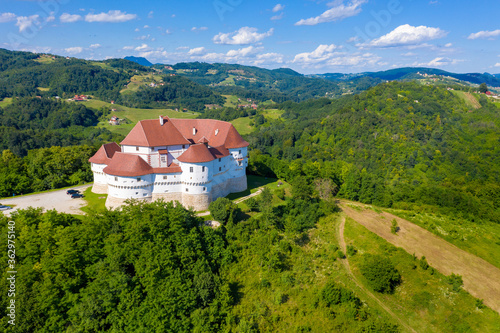 Canvastavla Aerial view of Veliki Tabor castle, rural Croatia