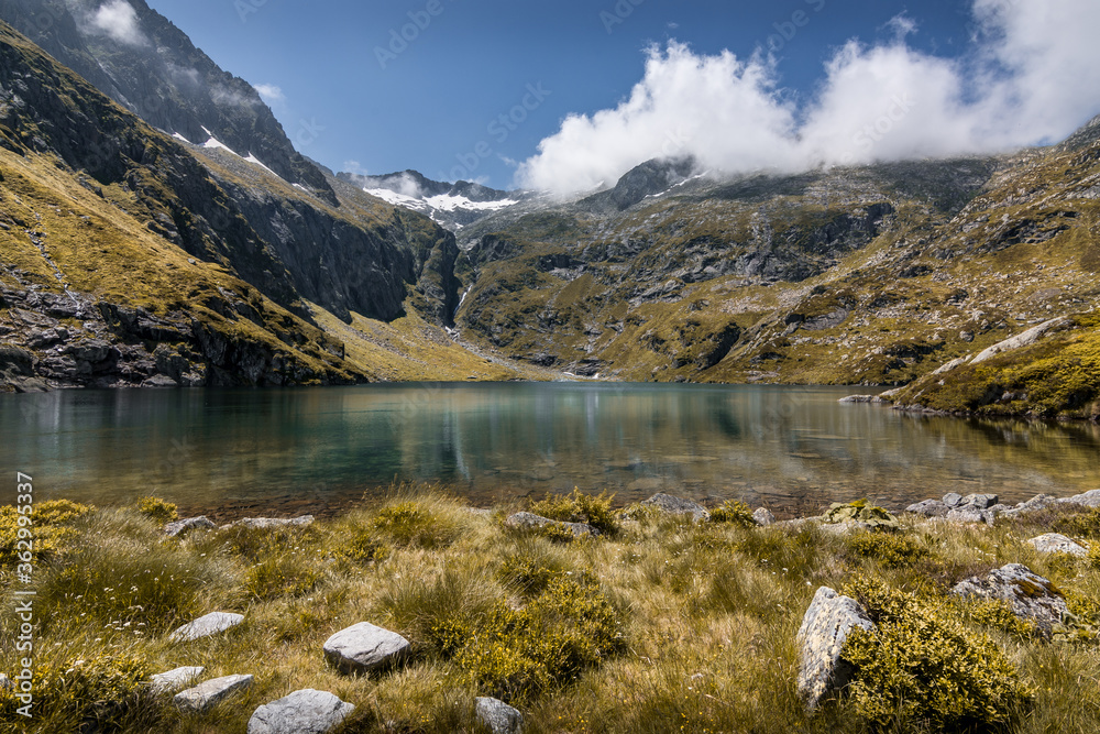 Etang lac du Garbet avec les Pyrénées - Ariège - Occitanie - France