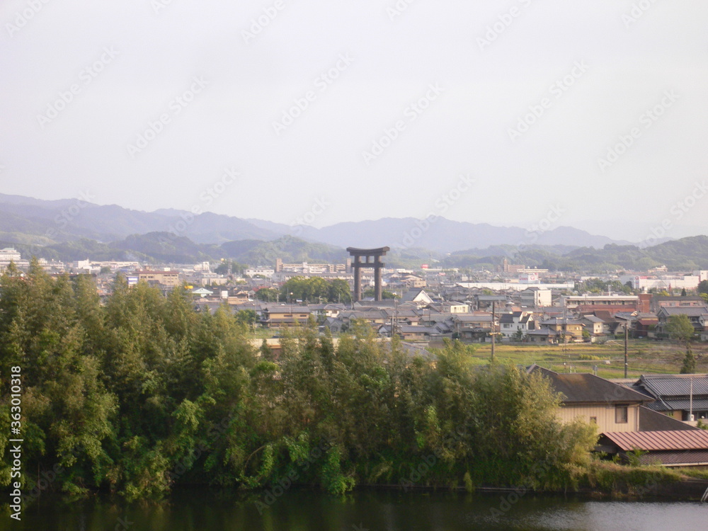 住宅街に巨大な鳥居がある風景(奈良県)