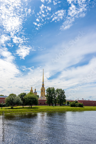 Russia, St. Petersburg, July 3, 2020, Peter and Paul Fortress .. The photo shows the Peter and Paul Fortress on the banks of the Neva against the sky, a view from the arrow of Vasilyevsky Island © Светлана Балынь