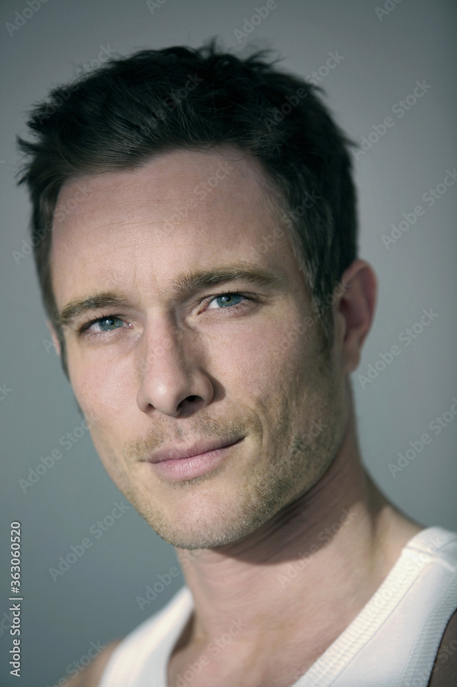 Obraz premium Man looking at the camera