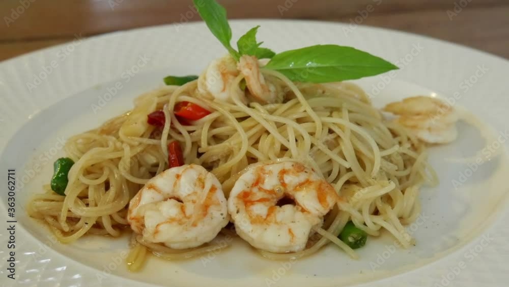 pasta with tomato sauce , shrimp  and vegetable